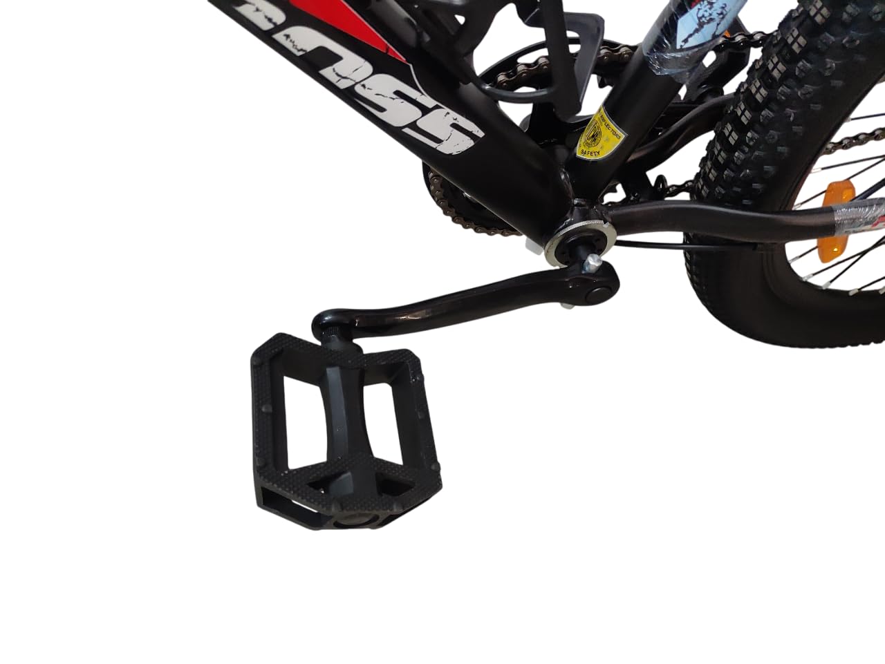 KROSS Hitter MTB pedal and crankset closeup view