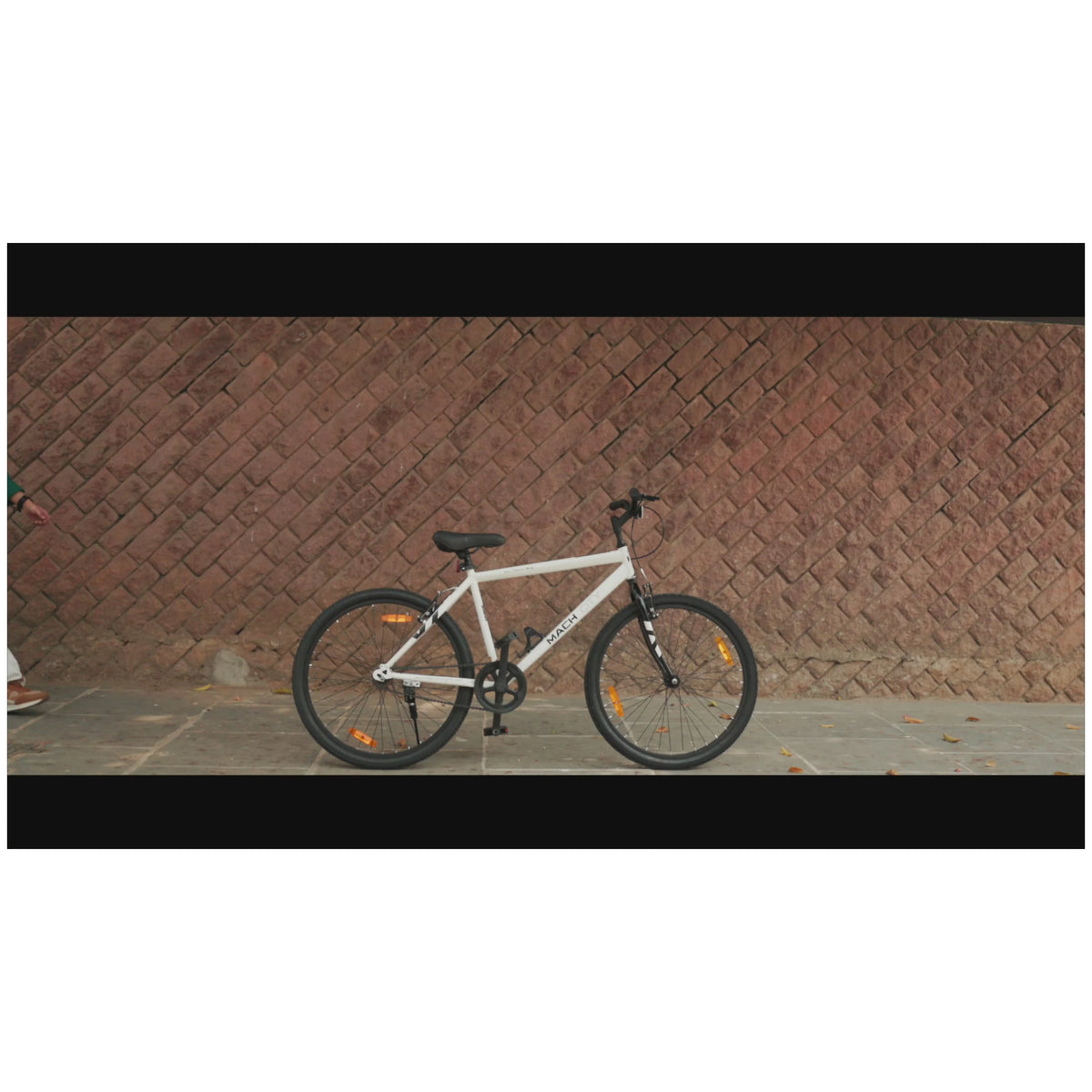 Mach City Zurich Gents 26T Ivory White city bicycle outdoor side view